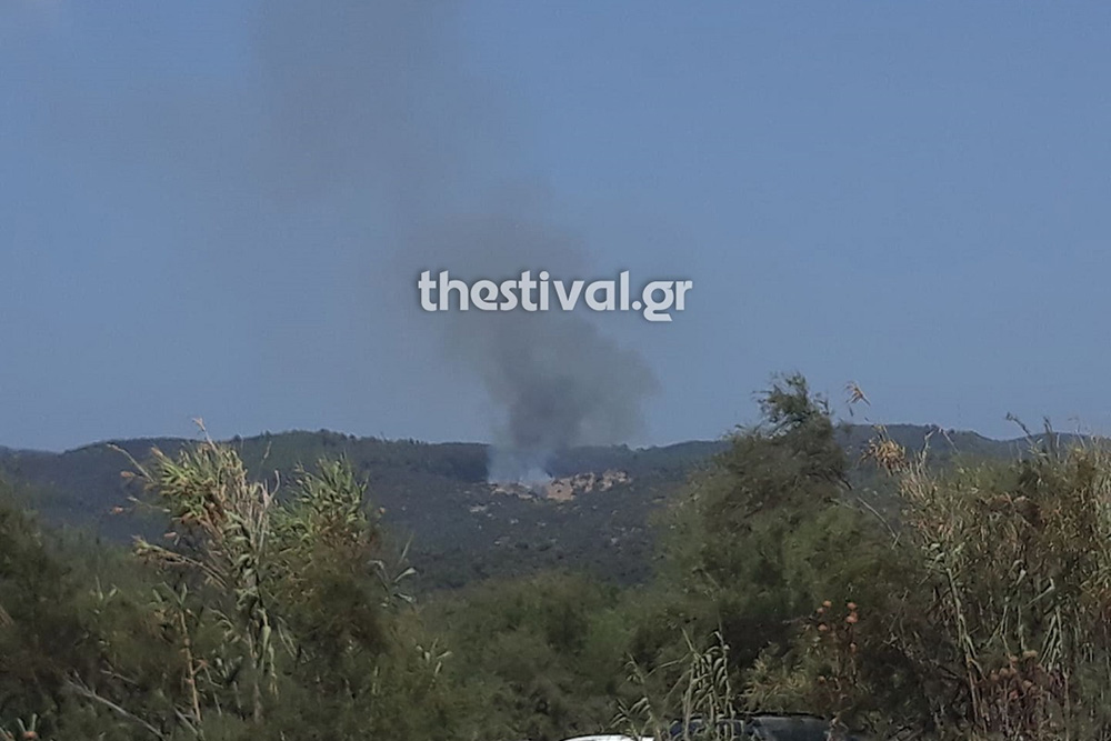 Φωτιά στην Τορώνη Χαλκιδικής – Εναέρια μέσα στη μάχη με τις φλόγες